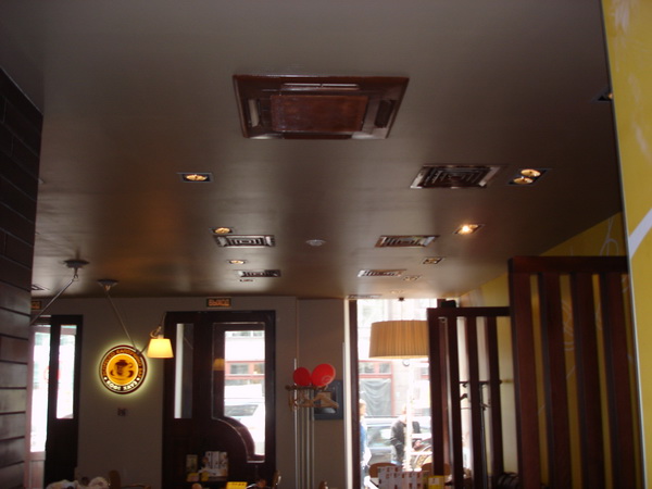 Воздухораспределительные устройства в интерьере кафе на завершающем этапе монтажных работ